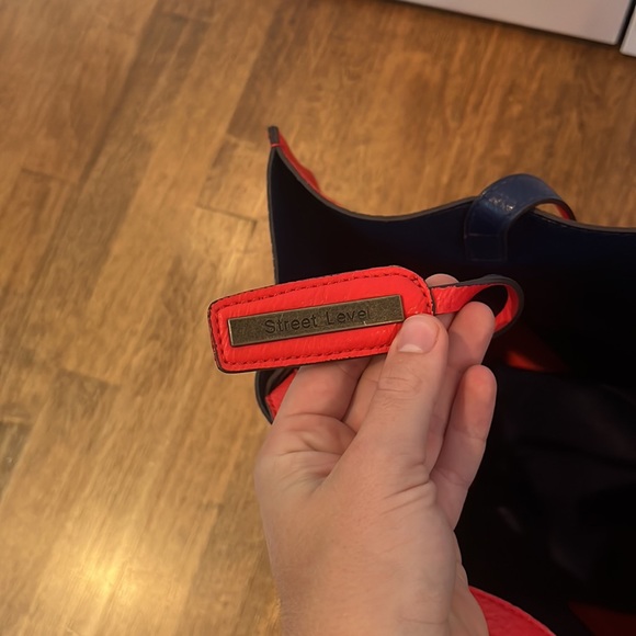 Street Level Reversible Tote - Picture 5 of 11